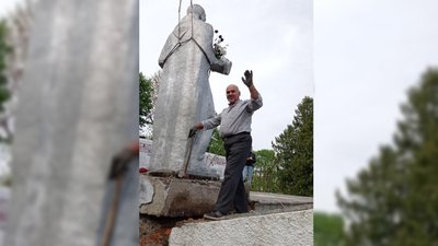 У Червонограді на Львівщині демонтували фігуру з меморіального комплексу "Вічний вогонь" У Червонограді на Львівщині демонтували фігуру з меморіального комплексу "Вічний вогонь"