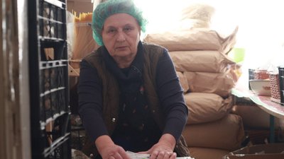 Волонтерка Валентина Чуприна фасує сухі борщові набори Волонтерка Валентина Чуприна фасує сухі борщові набори