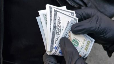 Долари США в руках