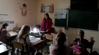 "Потрібно ефективно використовувати світловий день". Як у школах на Буковині проводять заняття при знеструмленні "Потрібно ефективно використовувати світловий день". Як у школах на Буковині проводять заняття при знеструмленні