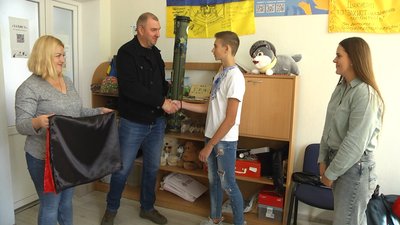 Волонтери віддячили хлопцеві подарунками.