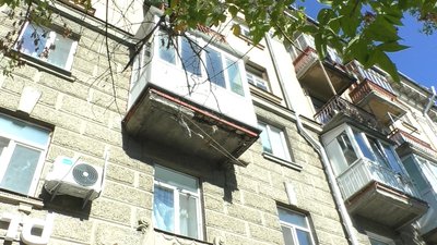 Бетонна частина балкона впала з миколаївської багатоповерхівки