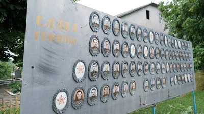 Зірки, серпи та червоноармійці: скільки на Буковині радянських пам'яток та чи планують їх зносити Зірки, серпи та червоноармійці: скільки на Буковині радянських пам'яток та чи планують їх зносити