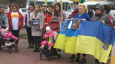 "Вона досі чекає татка додому": у Хмельницькому вкотре пройшла акція "Поверніть Героїв додому"