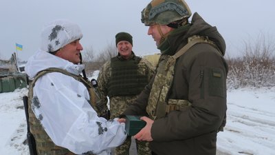 На Луганщині міністр Андрій Загороднюк привітав воїнів нагородами