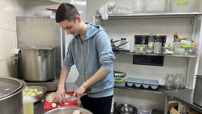 У Полтаві працівники харківського ресторану безплатно годують переселенців У Полтаві працівники харківського ресторану безплатно годують переселенців