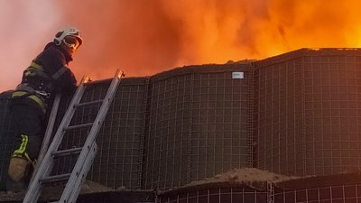 Рятувальник на місці ліквідації пожежі після обстрілу