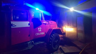 Вогонь зі свічки перекинувся на одяг: на Закарпатті сталася пожежа в багатоквартирному будинку