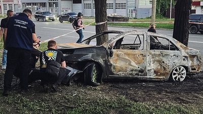 Згорілий автомобіль після російського ракетного удару по Шевченківському району Харкова