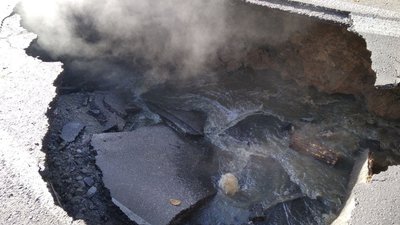 У Житомирі на Великій Бердичівській латають труби у проваллі, в яке втрапив маршрутний автобус У Житомирі на Великій Бердичівській латають труби у проваллі, в яке втрапив маршрутний автобус