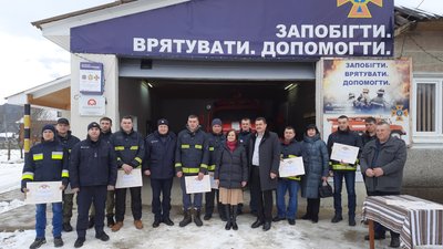 Пожежники-добровольці з Прокурави отримали обладнання від Польщі Пожежники-добровольці з Прокурави отримали обладнання від Польщі