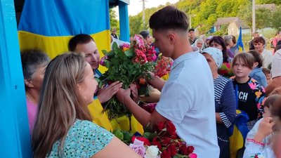 На Вінниччині зустріли звільненого з полону саксофоніста Ростислава Богуцького На Вінниччині зустріли звільненого з полону саксофоніста Ростислава Богуцького