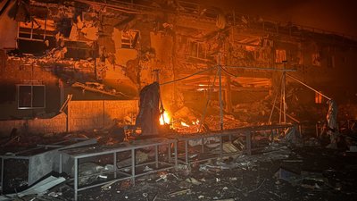 Нічна атака РФ на Одесу: пошкоджений об'єкт інфраструктури та бізнес-центр, є постраждалий