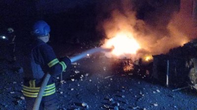 Внаслідок ракетної атаки по Запоріжжю виникли пожежі. Є руйнування інфраструктури