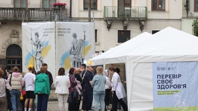 Люди біля наметів під час тижня здоров'я