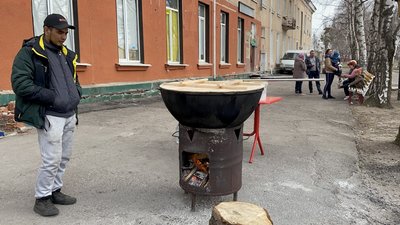 Кількаметрові вирви та зруйновані будинки: ситуація в Чугуєві після масованих обстрілів Кількаметрові вирви та зруйновані будинки: ситуація в Чугуєві після масованих обстрілів