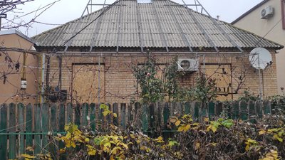 П'ять місяців під обстрілами. У Нікополі відновлюють будинки після російських атак П'ять місяців під обстрілами. У Нікополі відновлюють будинки після російських атак