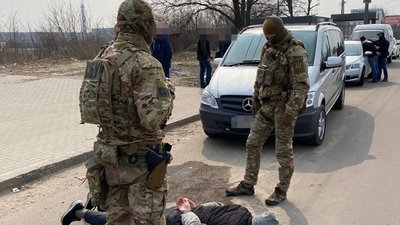У Житомирі раніше засуджений переробляв стартові пістолети під стрільбу бойовими набоями У Житомирі раніше засуджений переробляв стартові пістолети під стрільбу бойовими набоями