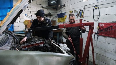 Вінницькі волонтери ремонтують три автомобілі для бійців з передової Вінницькі волонтери ремонтують три автомобілі для бійців з передової