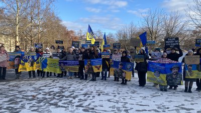 Люди під час хвилини мовчання у Миколаєві, 28 грудня 2025 року