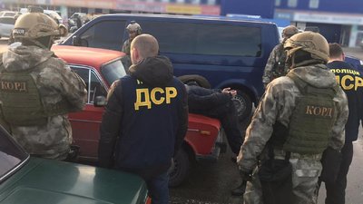 У Кропивницькому поліція затримала трьох підозрюваних у вимаганні та погрозах У Кропивницькому поліція затримала трьох підозрюваних у вимаганні та погрозах