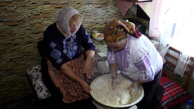Традиції поколінь. У Молодкові на Франківщині показали, як випікають обрядовий весільний хліб Традиції поколінь. У Молодкові на Франківщині показали, як випікають обрядовий весільний хліб