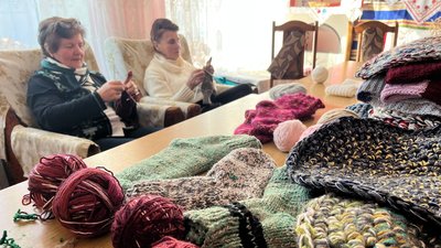 Збираються двічі на тиждень та в'яжуть шкарпетки: як працює волонтерський центр на Волині Збираються двічі на тиждень та в'яжуть шкарпетки: як працює волонтерський центр на Волині