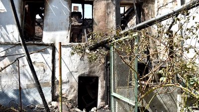 Миколаївські морпіхи допомогли мешканцям будинку, який обстріляли росіяни Миколаївські морпіхи допомогли мешканцям будинку, який обстріляли росіяни