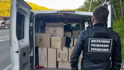 54 ящики сигарет виявили правоохоронці у мікроавтобусі закарпатця у Нижніх Воротах