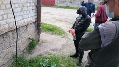 Більше 50 закладок наркотиків у житлових кварталах – у Коростені викрили "закладчика" метадону