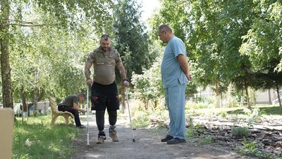 Іван Жук вчиться ходити на протезах
