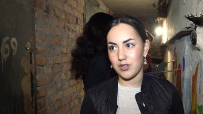 Діти разом із батьками розмалюють сховище у підвалі одного з житлових будинків Житомира Діти разом із батьками розмалюють сховище у підвалі одного з житлових будинків Житомира