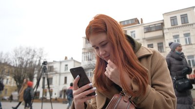 Вінницький вуличний музикант приймає гроші через QR-код Вінницький вуличний музикант приймає гроші через QR-код