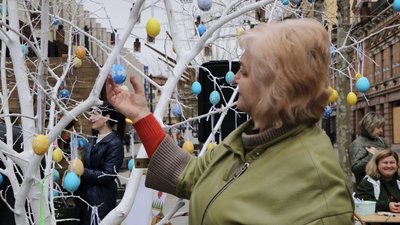 Повісити писанку й загадати бажання: у Дніпрі встановили Великоднє дерево побажань Повісити писанку й загадати бажання: у Дніпрі встановили Великоднє дерево побажань
