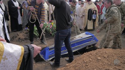В селі Одеської області поховали загиблого на сході країни військовослужбовця
