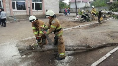 Понад 200 будинків постраждали від негоди на Херсонщині. Роботи із ліквідації наслідків тривають Понад 200 будинків постраждали від негоди на Херсонщині. Роботи із ліквідації наслідків тривають