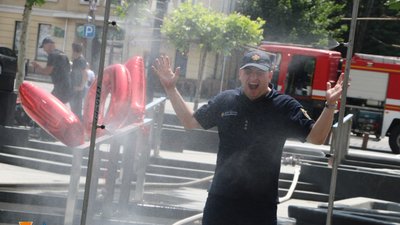 У Дніпрі надзвичайники влаштували акцію: охолоджували містян під музику