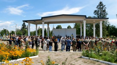 У Чернівцях на Алеї Слави вшанували пам'ять та попрощались з медійником Максимом Шварцманом