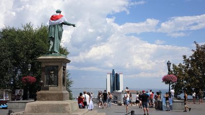 На пам'ятник Дюку в Одесі причепили біло-червоний прапор На пам'ятник Дюку в Одесі причепили біло-червоний прапор