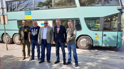 Волонтер з Тернопільщини передав автобус військовослужбовцям