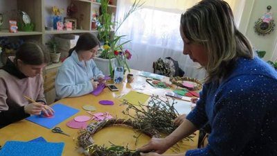 На Тернопільщині діти прикрасили вулицю свого міста великодніми віночками На Тернопільщині діти прикрасили вулицю свого міста великодніми віночками