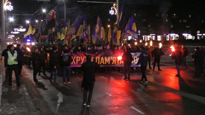 У Херсоні до 103-ї річниці бою під Крутами відбулась смолоскипна хода У Херсоні до 103-ї річниці бою під Крутами відбулась смолоскипна хода