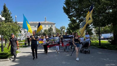 Врятувати героїв: в Умані родини полонених захисників "Азовсталі" провели акцію Врятувати героїв: в Умані родини полонених захисників "Азовсталі" провели акцію