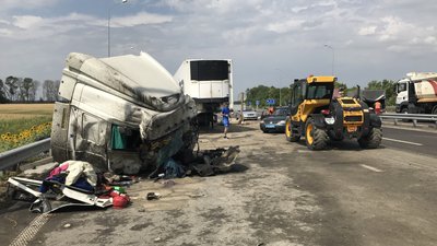 Зіткнення двох вантажівок на Полтавщині: травмований водій перебуває у реанімації