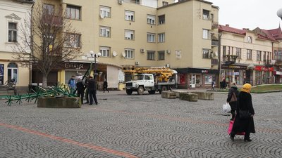 Новорічну ялинку почали встановлювати на центральній площі Мукачева Новорічну ялинку почали встановлювати на центральній площі Мукачева