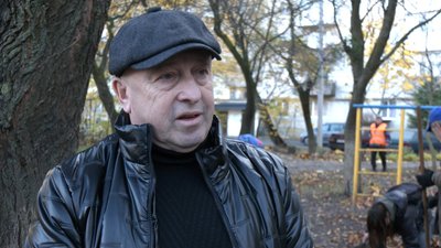 Куди комунальники та містяни дівають зібране опале листя у Луцьку — директор ЖКП №2 Микола Романюк Куди комунальники та містяни дівають зібране опале листя у Луцьку — директор ЖКП №2 Микола Романюк