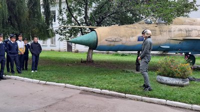 Курсанти Льотної академії проводять єкскурсії авіамістечком у костюмах минулих років Курсанти Льотної академії проводять єкскурсії авіамістечком у костюмах минулих років