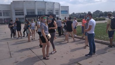 У Сумах проти закриття атракціонів мітингують працівники парків У Сумах проти закриття атракціонів мітингують працівники парків
