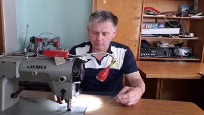 Тернопільський тренер з віндсерфінгу на карантині з вітрильної плівки робить захисні щитки Тернопільський тренер з віндсерфінгу на карантині з вітрильної плівки робить захисні щитки