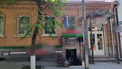 Вивіска магазину на історичній будівлі в Кропивницькому Вивіска магазину на історичній будівлі в Кропивницькому